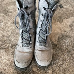 North face gray boots. Super comfortable. Gently used.
